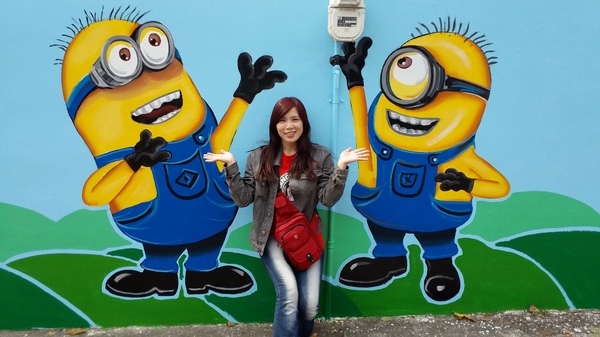 【台中景點】充滿幸福的洛泉站~小小兵彩繪牆：【台中景點】充滿幸福的洛泉站~小小兵彩繪牆