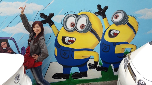 【台中景點】充滿幸福的洛泉站~小小兵彩繪牆：【台中景點】充滿幸福的洛泉站~小小兵彩繪牆