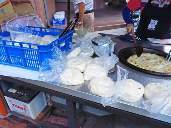 【三重美食】忠孝路蔥油餅-路邊攤蔥油餅平日限定