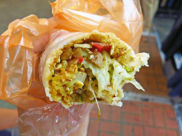 【新莊美食】新莊老街潤餅捲刈包-超人氣排隊潤餅店