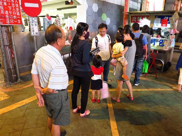 【新莊美食】新莊老街潤餅捲刈包-超人氣排隊潤餅店