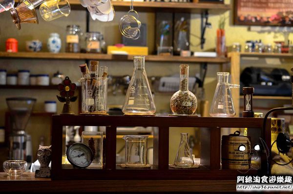 313 Café 咖啡魔豆屋：【台北咖啡】【北捷世貿/台北101站】313 Café-咖啡的魔幻世界．拿鐵/鬆餅/單品莊園豆/郭維平/掛耳包