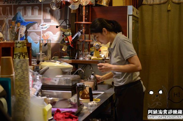 313 Café 咖啡魔豆屋：【台北咖啡】【北捷世貿/台北101站】313 Café-咖啡的魔幻世界．拿鐵/鬆餅/單品莊園豆/郭維平/掛耳包