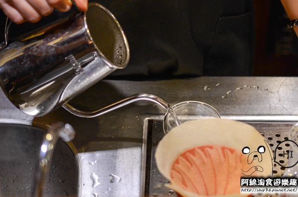 313 Café 咖啡魔豆屋：【台北咖啡】【北捷世貿/台北101站】313 Café-咖啡的魔幻世界．拿鐵/鬆餅/單品莊園豆/郭維平/掛耳包