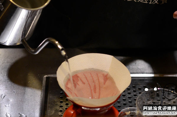 313 Café 咖啡魔豆屋：【台北咖啡】【北捷世貿/台北101站】313 Café-咖啡的魔幻世界．拿鐵/鬆餅/單品莊園豆/郭維平/掛耳包