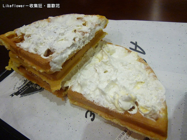 黑瓦鬆餅：【新竹竹北】東海大學知名鬆餅店，用東海鮮乳製成的第一名焦糖海鹽克林姆沃夫－黑瓦鬆餅