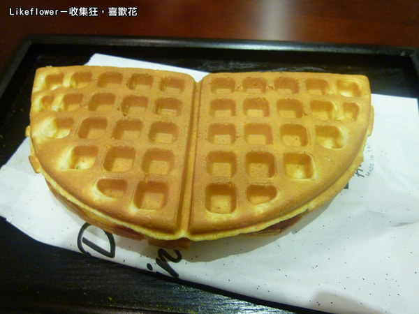 黑瓦鬆餅：【新竹竹北】東海大學知名鬆餅店，用東海鮮乳製成的第一名焦糖海鹽克林姆沃夫－黑瓦鬆餅