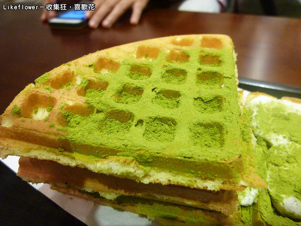 黑瓦鬆餅：【新竹竹北】東海大學知名鬆餅店，用東海鮮乳製成的第一名焦糖海鹽克林姆沃夫－黑瓦鬆餅