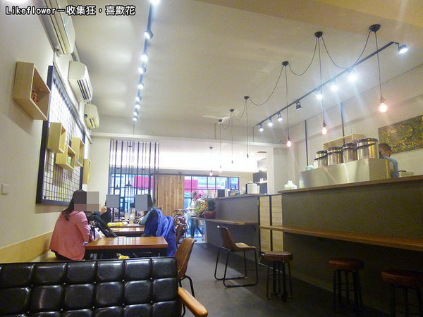 黑瓦鬆餅：【新竹竹北】東海大學知名鬆餅店，用東海鮮乳製成的第一名焦糖海鹽克林姆沃夫－黑瓦鬆餅