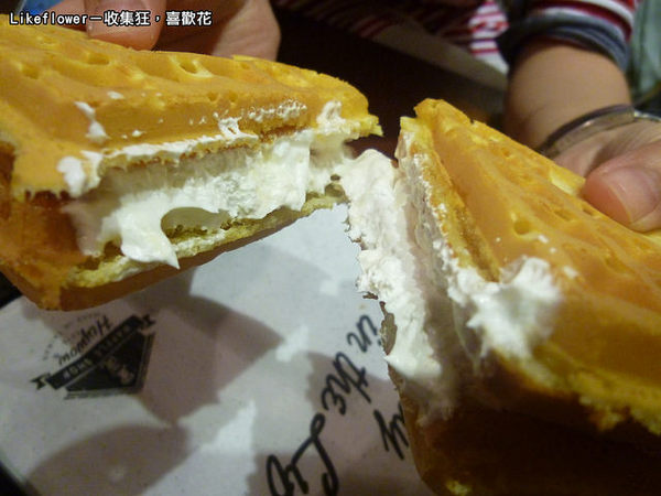 黑瓦鬆餅：【新竹竹北】東海大學知名鬆餅店，用東海鮮乳製成的第一名焦糖海鹽克林姆沃夫－黑瓦鬆餅