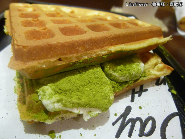 黑瓦鬆餅：【新竹竹北】東海大學知名鬆餅店，用東海鮮乳製成的第一名焦糖海鹽克林姆沃夫－黑瓦鬆餅