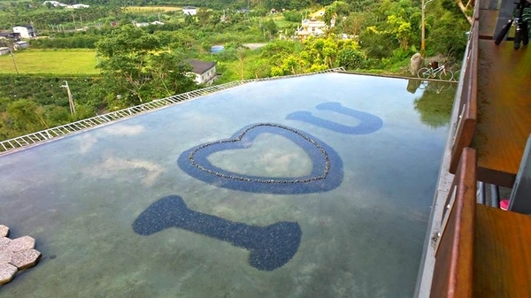 龍座咖啡:【宜蘭景點】宜蘭冬山龍座咖啡-製造浪漫非來不可,半山腰上的雙心石滬和 I ❤ U,快來創造偶像般的愛情故事吧