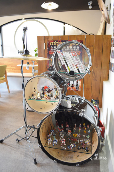 黑水工廠咖啡館Black Water Foundry：【台中西屯】黑水工廠咖啡館Black Water Foundry  工業風格可愛店貓