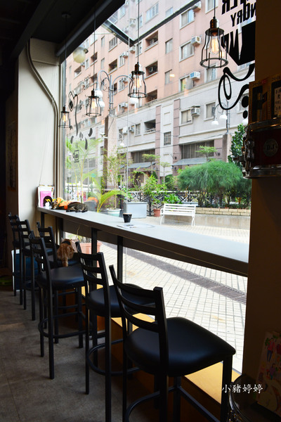 黑水工廠咖啡館Black Water Foundry：【台中西屯】黑水工廠咖啡館Black Water Foundry  工業風格可愛店貓