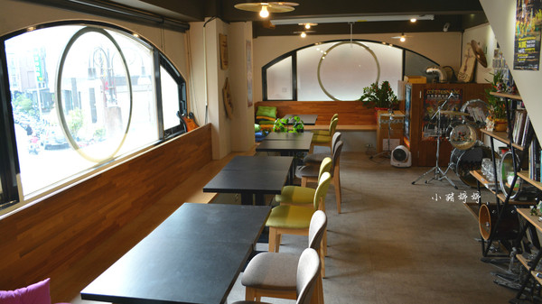 黑水工廠咖啡館Black Water Foundry：【台中西屯】黑水工廠咖啡館Black Water Foundry  工業風格可愛店貓