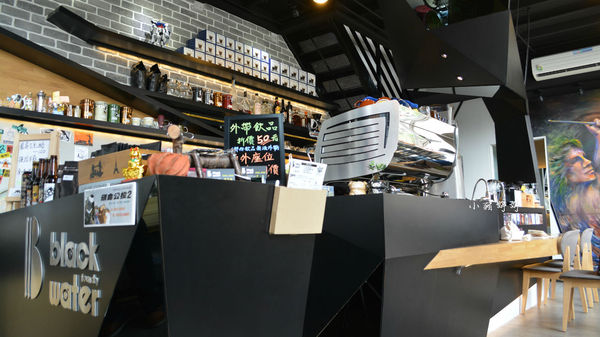 黑水工廠咖啡館Black Water Foundry：【台中西屯】黑水工廠咖啡館Black Water Foundry  工業風格可愛店貓