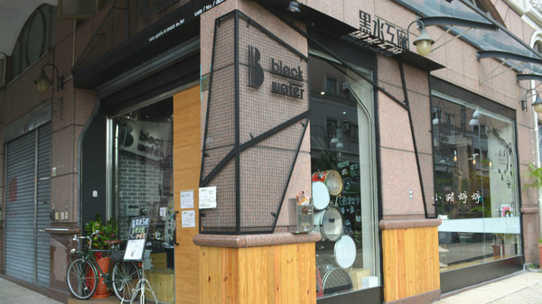 黑水工廠咖啡館Black Water Foundry：【台中西屯】黑水工廠咖啡館Black Water Foundry  工業風格可愛店貓