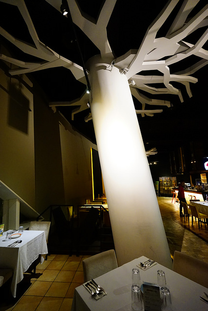 Hornet大黃蜂主題餐廳：Hornet大黃蜂主題餐廳-隱身國際級的圖書館裡-夜色佳美食好