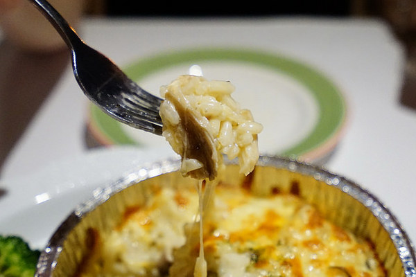 Hornet大黃蜂主題餐廳：Hornet大黃蜂主題餐廳-隱身國際級的圖書館裡-夜色佳美食好