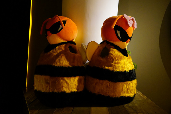 Hornet大黃蜂主題餐廳：Hornet大黃蜂主題餐廳-隱身國際級的圖書館裡-夜色佳美食好