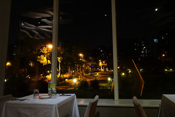 Hornet大黃蜂主題餐廳：Hornet大黃蜂主題餐廳-隱身國際級的圖書館裡-夜色佳美食好