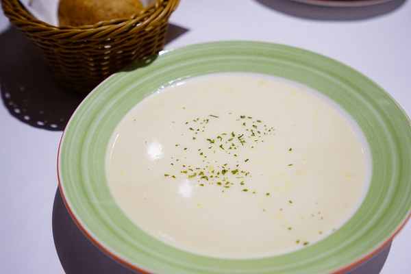 Hornet大黃蜂主題餐廳：Hornet大黃蜂主題餐廳-隱身國際級的圖書館裡-夜色佳美食好