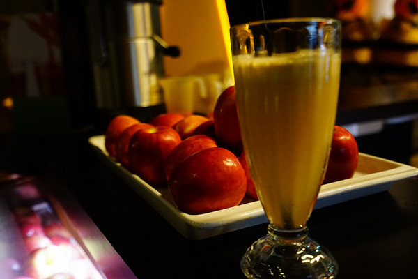 Hornet大黃蜂主題餐廳：Hornet大黃蜂主題餐廳-隱身國際級的圖書館裡-夜色佳美食好