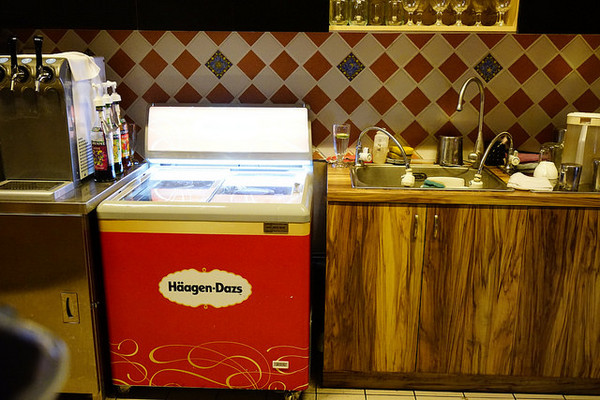 Hornet大黃蜂主題餐廳：Hornet大黃蜂主題餐廳-隱身國際級的圖書館裡-夜色佳美食好