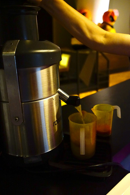 Hornet大黃蜂主題餐廳：Hornet大黃蜂主題餐廳-隱身國際級的圖書館裡-夜色佳美食好