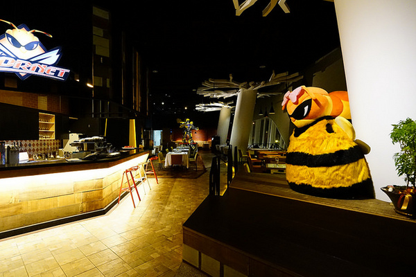 Hornet大黃蜂主題餐廳：Hornet大黃蜂主題餐廳-隱身國際級的圖書館裡-夜色佳美食好