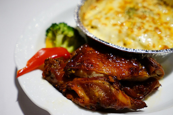 Hornet大黃蜂主題餐廳：Hornet大黃蜂主題餐廳-隱身國際級的圖書館裡-夜色佳美食好