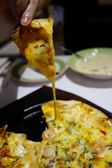 Hornet大黃蜂主題餐廳：Hornet大黃蜂主題餐廳-隱身國際級的圖書館裡-夜色佳美食好