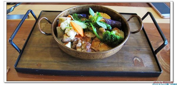 Dacci 打趣法式廚房:(台南。東區美食)Dacci 打趣,法式廚房 / 在“打趣”,你吃得到法國道地鄉村菜+國際咖啡調配師為您調製的飲品~無論是正餐時段或午茶時刻,來坐來好食^^