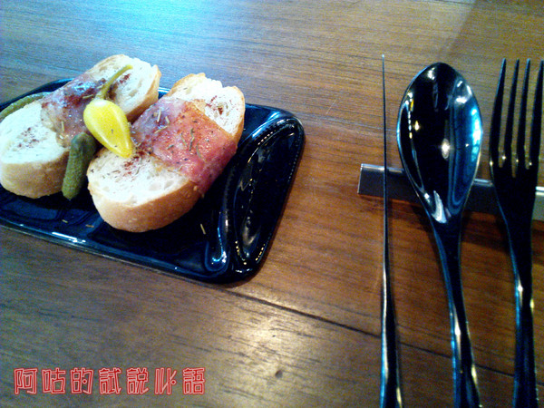 Dacci 打趣法式廚房:【臺南Ω東區】Dacci 打趣,法式廚房。餐點好吃氣氛佳,大推嫩煎鴨胸佐覆巧克力盆子醬