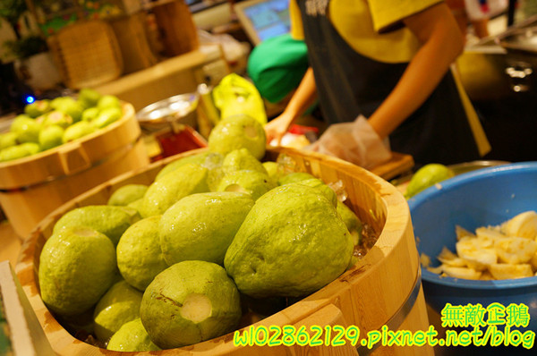 全佑甘草芭樂(新光三越 台南西門店):【台南-中西區】燕巢牛奶x紅心芭樂...8種中藥的古早味甘草汁...健康無負擔...《全佑甘草芭樂》