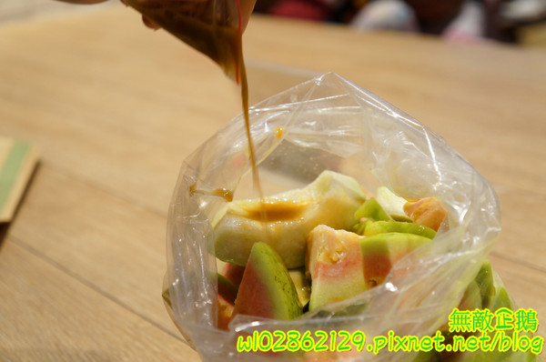 全佑甘草芭樂(新光三越 台南西門店):【台南-中西區】燕巢牛奶x紅心芭樂...8種中藥的古早味甘草汁...健康無負擔...《全佑甘草芭樂》