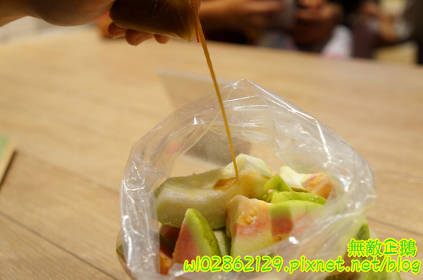 全佑甘草芭樂(新光三越 台南西門店):【台南-中西區】燕巢牛奶x紅心芭樂...8種中藥的古早味甘草汁...健康無負擔...《全佑甘草芭樂》