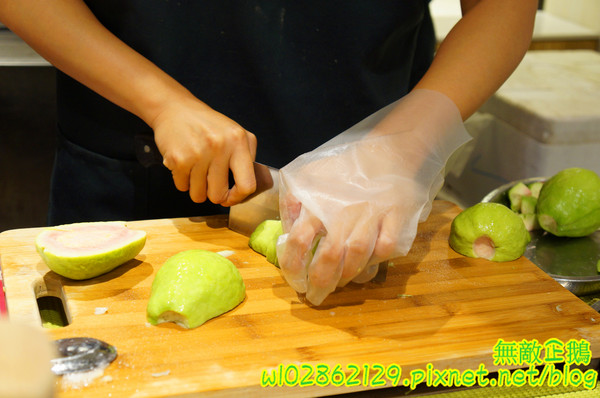 全佑甘草芭樂(新光三越 台南西門店):【台南-中西區】燕巢牛奶x紅心芭樂...8種中藥的古早味甘草汁...健康無負擔...《全佑甘草芭樂》