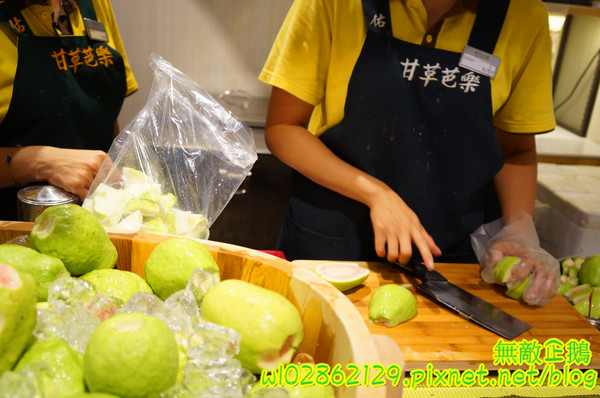 全佑甘草芭樂(新光三越 台南西門店):【台南-中西區】燕巢牛奶x紅心芭樂...8種中藥的古早味甘草汁...健康無負擔...《全佑甘草芭樂》