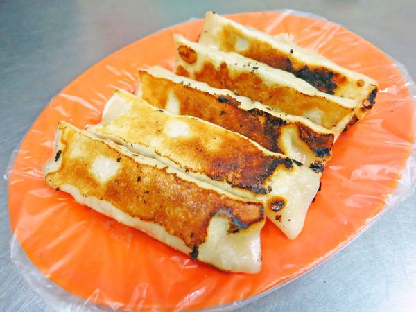 【三重美食】阿滿鍋貼-４顆鍋貼、４元水餃