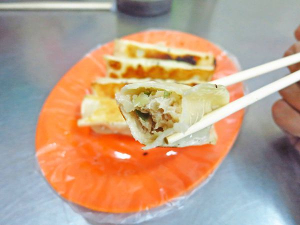 【三重美食】阿滿鍋貼-４顆鍋貼、４元水餃