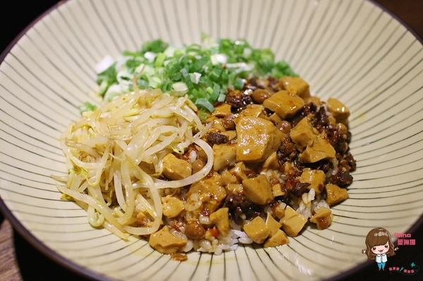 勝面(南京店)：【食記】台北南京東路 勝面 麻辣牛肉拉麵 精燉牛肉拉麵 鮮嫩牛肉片帶著花椒獨特香氣 香麻夠味