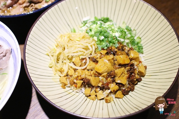 勝面(南京店)：【食記】台北南京東路 勝面 麻辣牛肉拉麵 精燉牛肉拉麵 鮮嫩牛肉片帶著花椒獨特香氣 香麻夠味