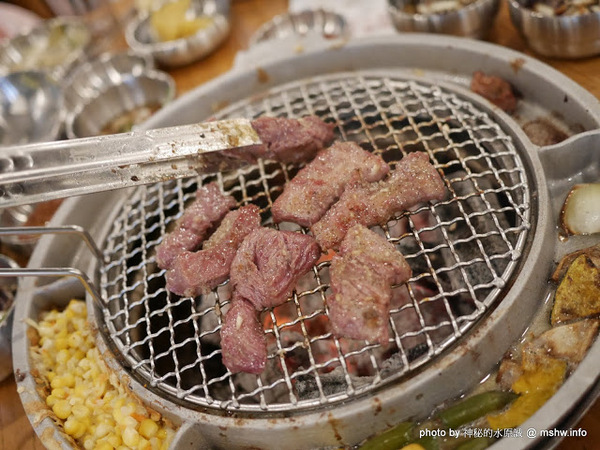 姜虎東678白丁烤肉：【食記】台中姜虎東678白丁韓國傳統烤肉台中店@北屯漢口幫美食廣場 : 世界第一BBQ？嗯,這裡的食材跟醬料都比在韓國首爾要好吃的多了…也比林佳龍有誠意喔!