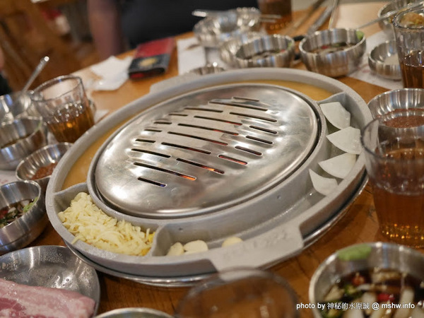 姜虎東678白丁烤肉：【食記】台中姜虎東678白丁韓國傳統烤肉台中店@北屯漢口幫美食廣場 : 世界第一BBQ？嗯,這裡的食材跟醬料都比在韓國首爾要好吃的多了…也比林佳龍有誠意喔!