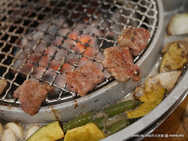 姜虎東678白丁烤肉：【食記】台中姜虎東678白丁韓國傳統烤肉台中店@北屯漢口幫美食廣場 : 世界第一BBQ？嗯,這裡的食材跟醬料都比在韓國首爾要好吃的多了…也比林佳龍有誠意喔!