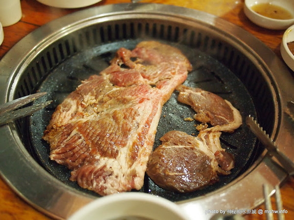 姜虎東678白丁烤肉：【食記】台中姜虎東678白丁韓國傳統烤肉台中店@北屯漢口幫美食廣場 : 世界第一BBQ？嗯,這裡的食材跟醬料都比在韓國首爾要好吃的多了…也比林佳龍有誠意喔!