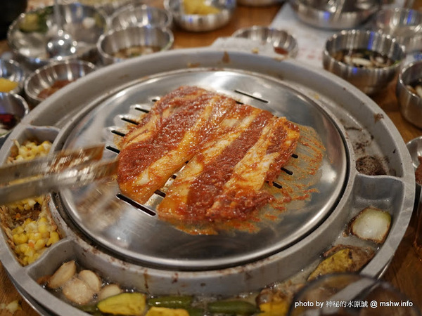 姜虎東678白丁烤肉：【食記】台中姜虎東678白丁韓國傳統烤肉台中店@北屯漢口幫美食廣場 : 世界第一BBQ？嗯,這裡的食材跟醬料都比在韓國首爾要好吃的多了…也比林佳龍有誠意喔!