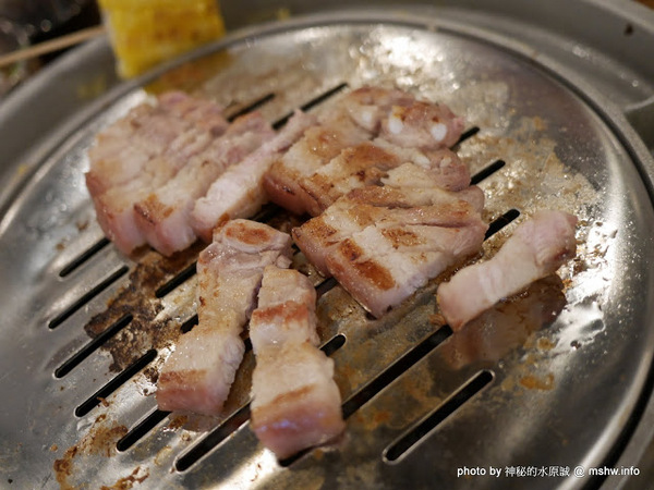 姜虎東678白丁烤肉：【食記】台中姜虎東678白丁韓國傳統烤肉台中店@北屯漢口幫美食廣場 : 世界第一BBQ？嗯,這裡的食材跟醬料都比在韓國首爾要好吃的多了…也比林佳龍有誠意喔!