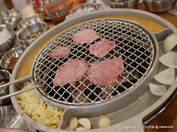 姜虎東678白丁烤肉：【食記】台中姜虎東678白丁韓國傳統烤肉台中店@北屯漢口幫美食廣場 : 世界第一BBQ？嗯,這裡的食材跟醬料都比在韓國首爾要好吃的多了…也比林佳龍有誠意喔!